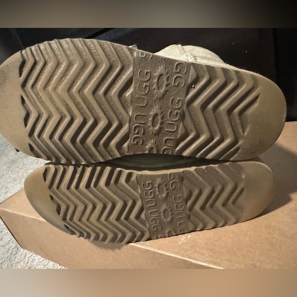 Used Discontinued Color Sand UGGS size 7 - Picture 3 of 4